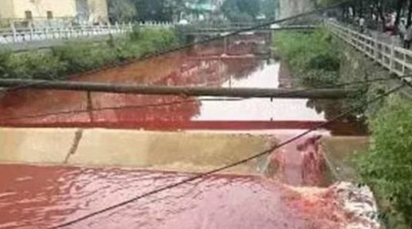 Σκηνικό τρόμου στην Κίνα: Ποταμός άρχισε να ρέει αίμα! (εικόνες, βίντεο)
